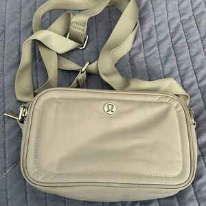 Lululemon crossbody in gray